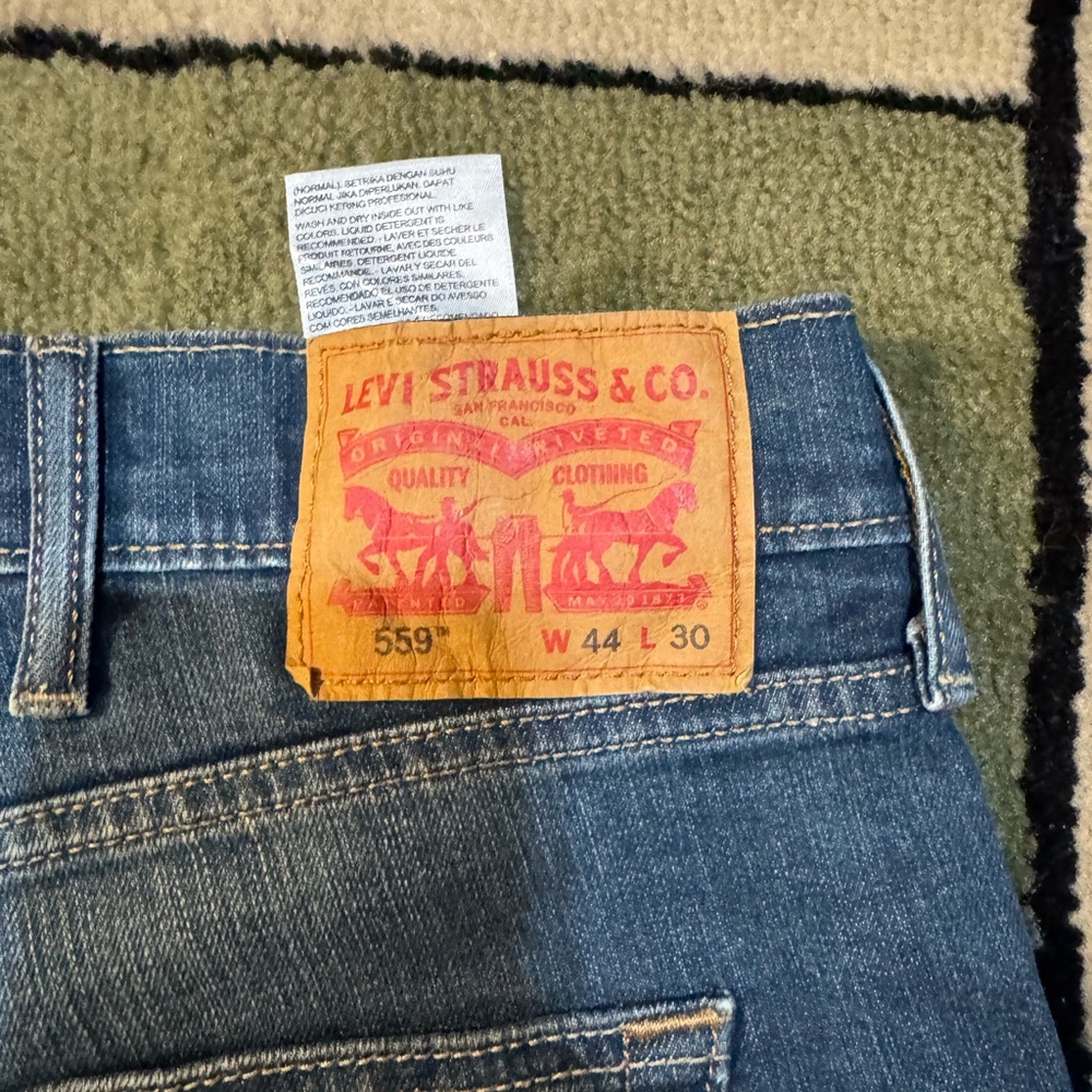 Men's Levi Blue Jeans - Picture 3 of 3